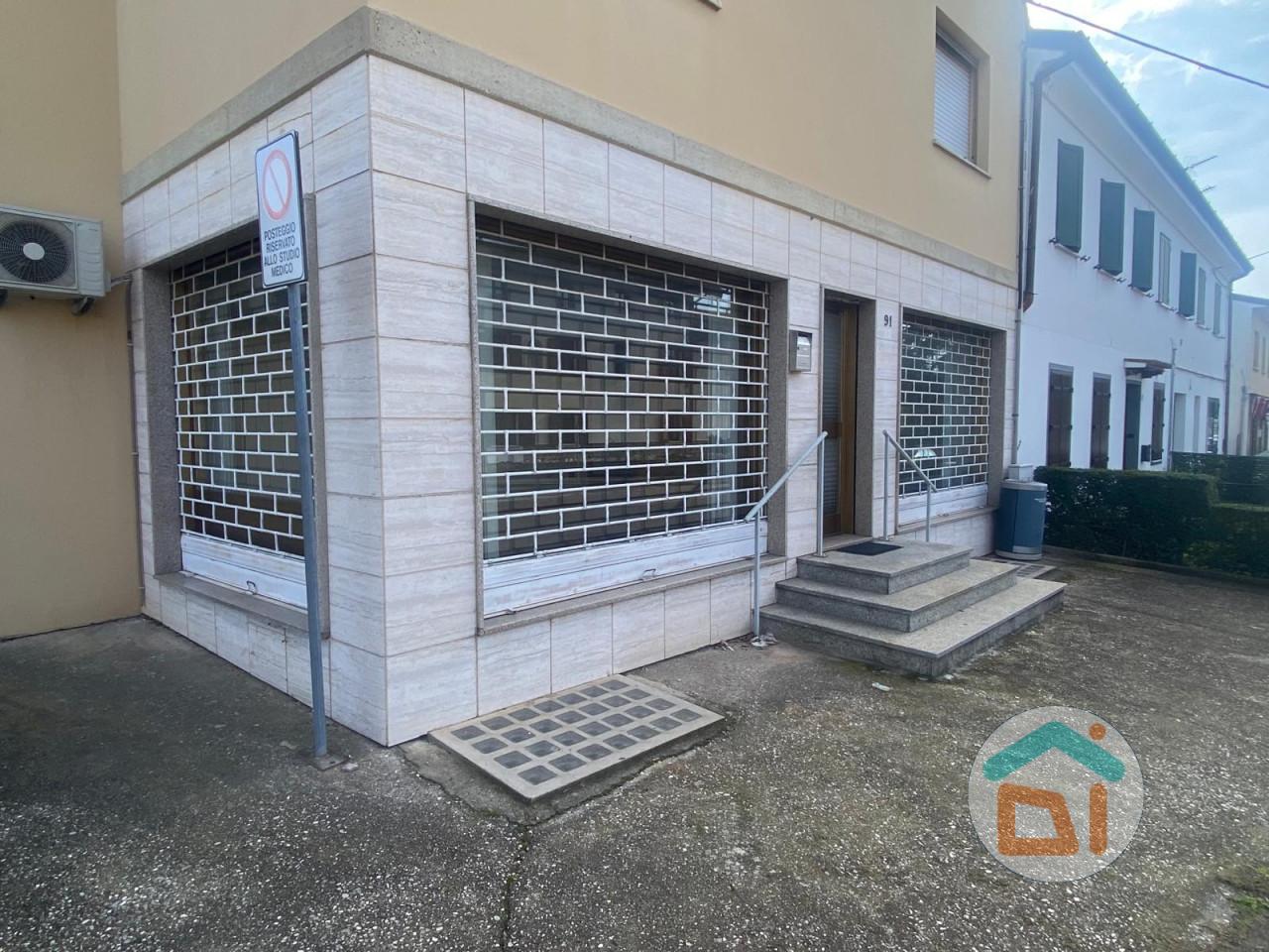 Esercizio commerciale in Viale Venezia Giulia, Cormons, {3} - Foto 2