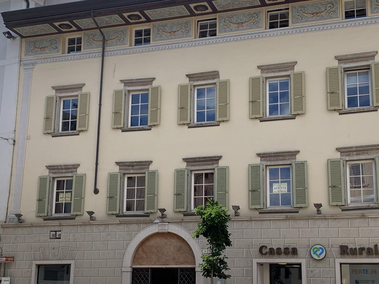 Esercizio commerciale in Piazza Granda, Cles, {3} - Foto 2