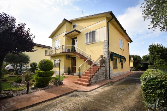 Detached house in {3}, Via Cavour 2 - Photo 1