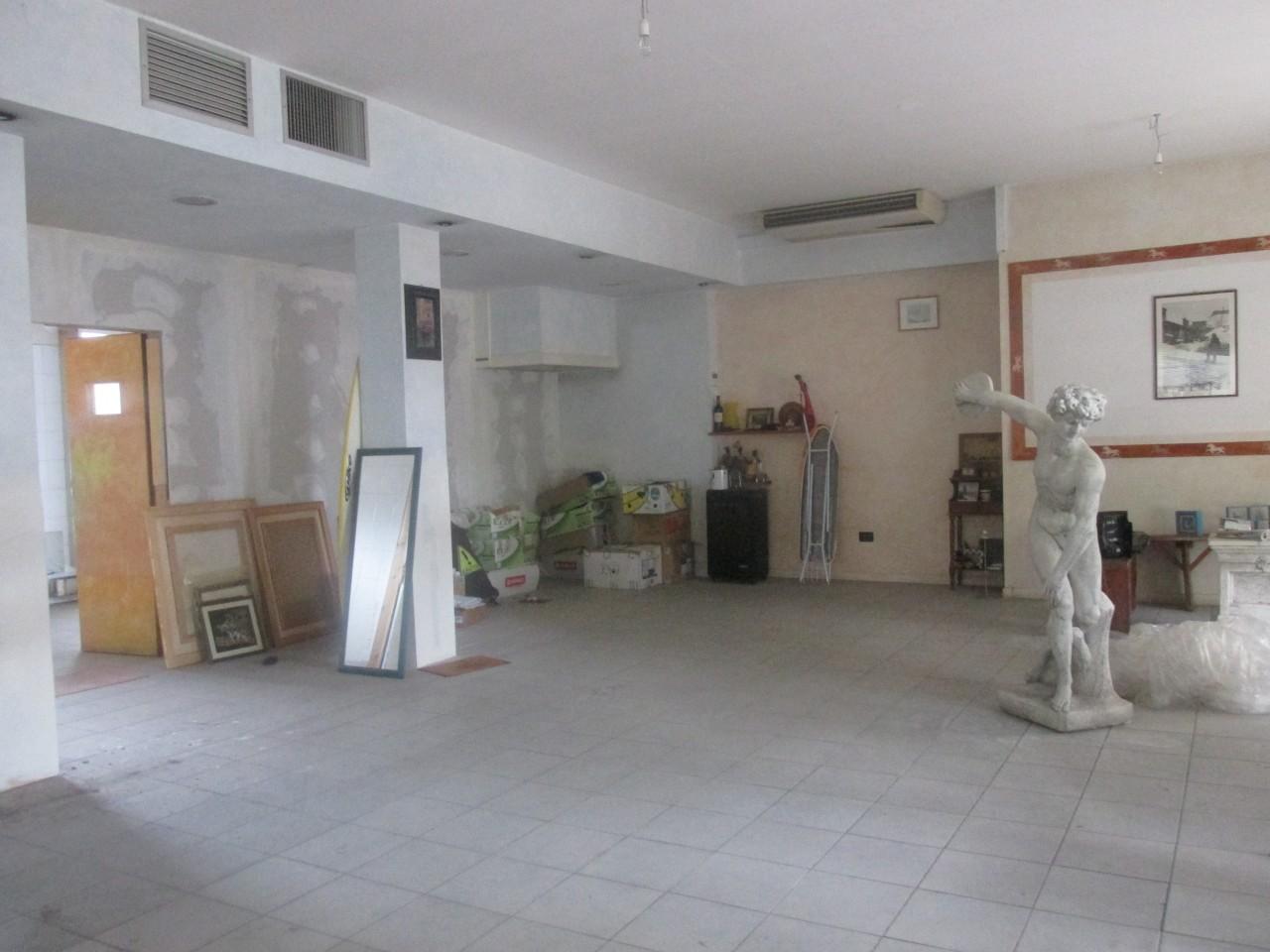Esercizio commerciale in , Cesena, {3} - Foto 2