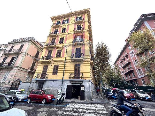 Negozio in Via Aniello Falcone 15, Napoli - Foto 1