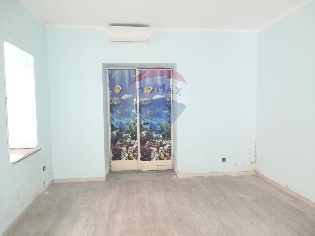 Esercizio commerciale in Trav.Cappuccini III 12, Pozzuoli, {3} - Foto 1