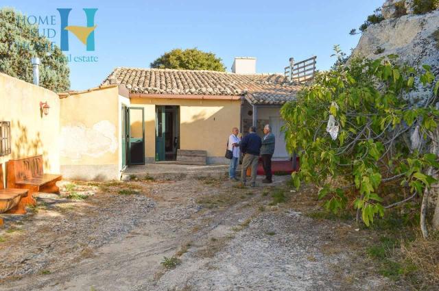 Country house or cottage, Noto - Photo 1