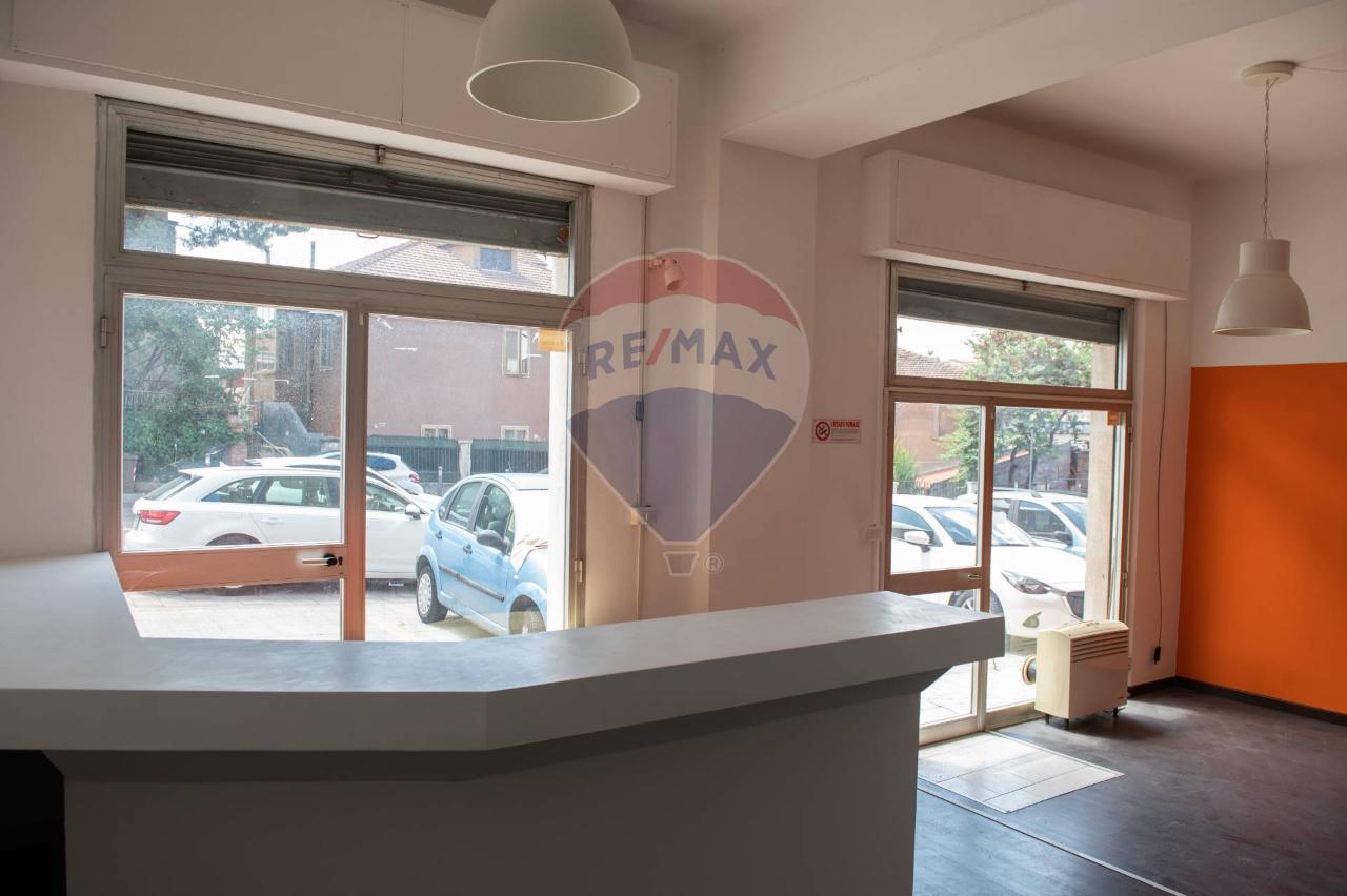 Negozio in Via Alcide De Gasperi 15, Ancona - Foto 1