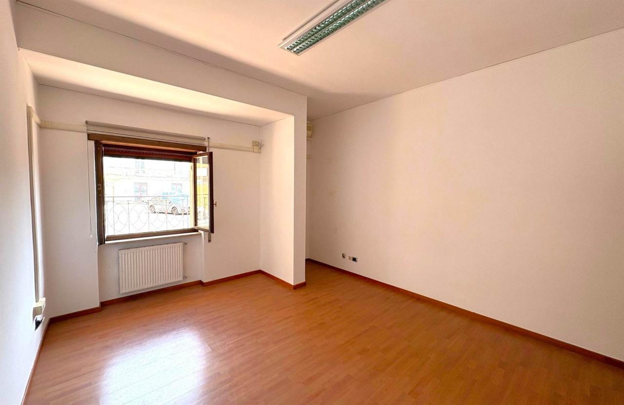 Ufficio in Piazza Bergamo, Mondragone, {3} - Foto 2