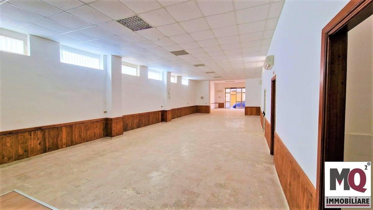 Magazzino in Piazza Bergamo, Mondragone, {3} - Foto 1
