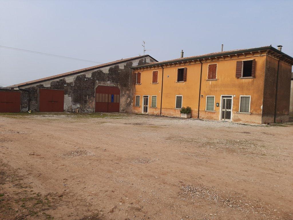 Casa colonica in vendita a Roverbella