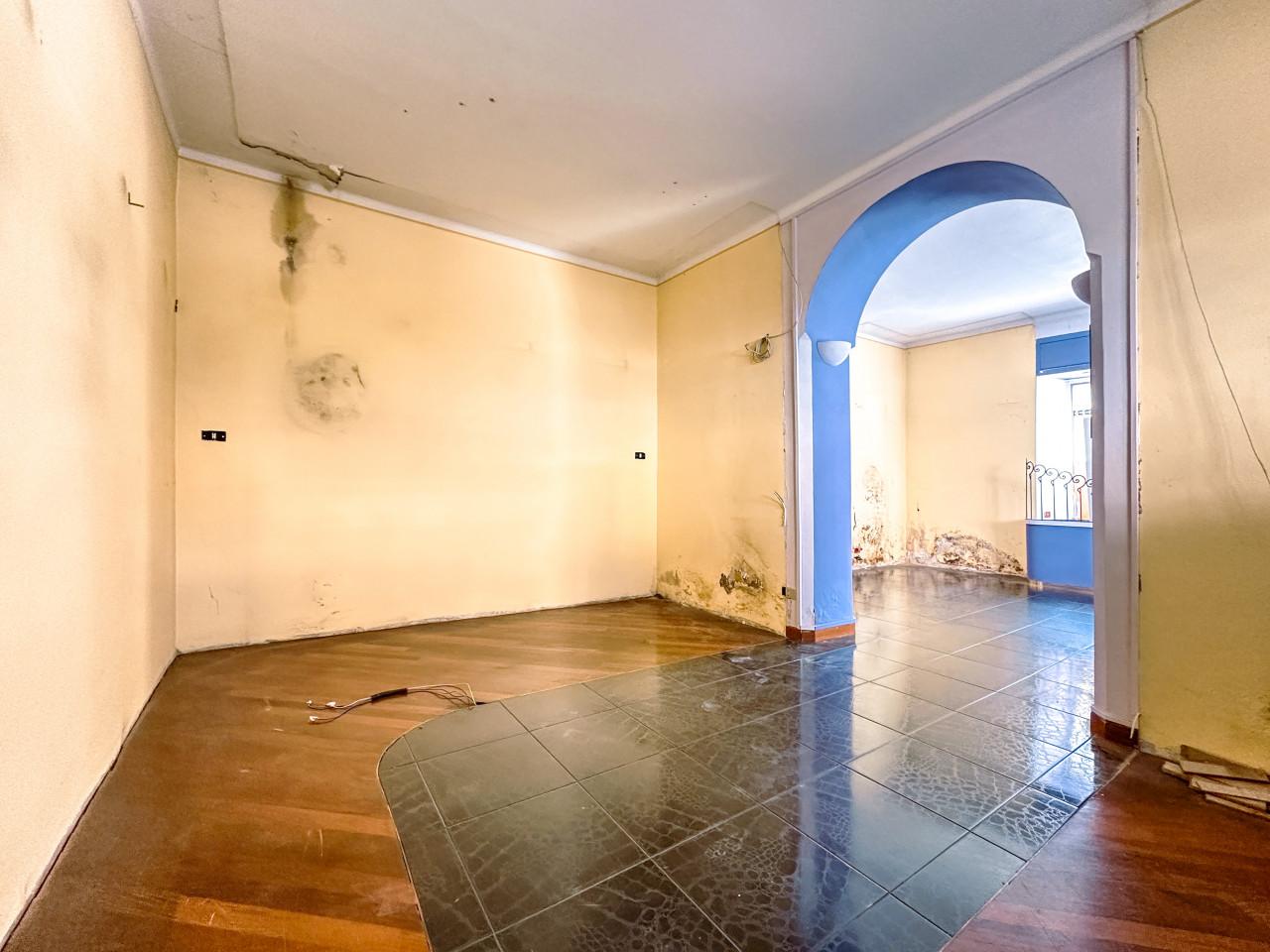 Negozio in Piazza Mazzini 5, Borgosesia, {3} - Foto 1