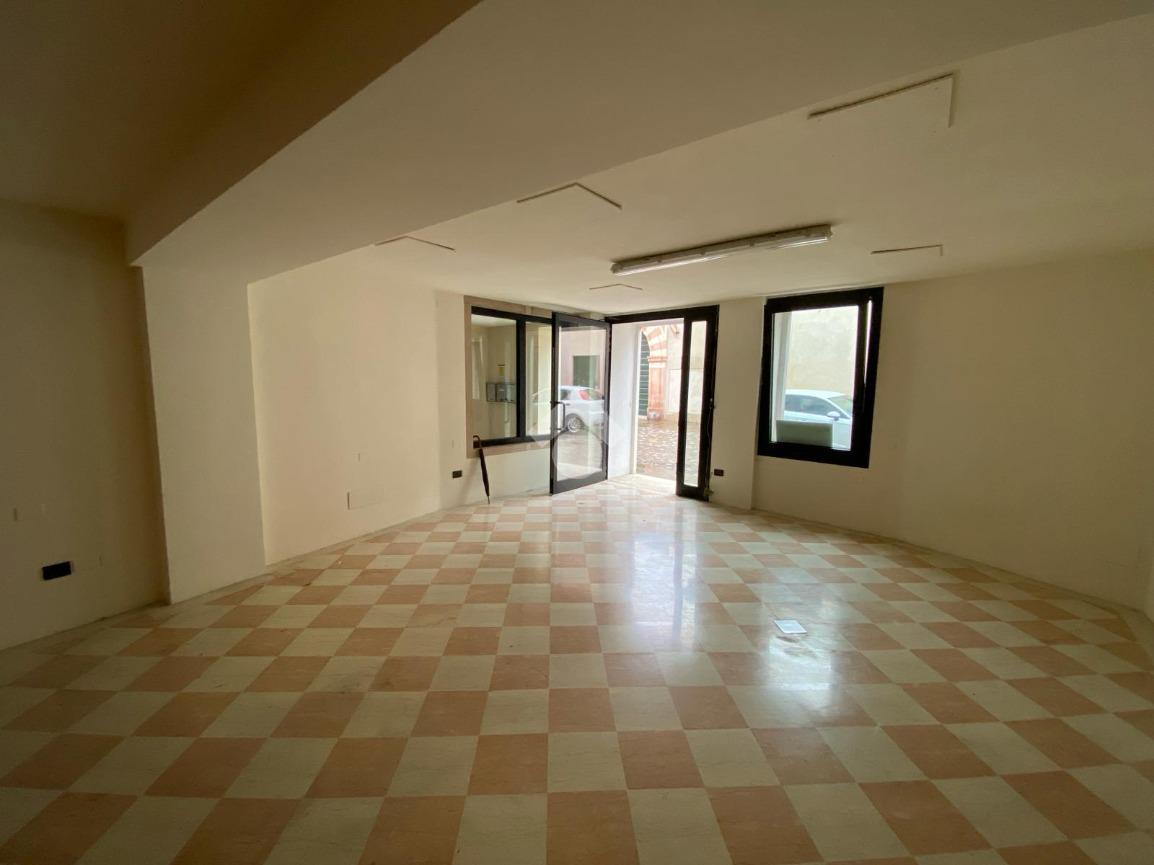 Negozio in Via Orazio Marinali 26, Bassano Del Grappa, {3} - Foto 2