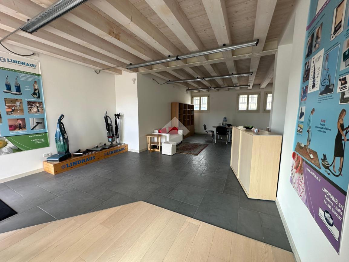 Negozio in Viale Scalbrini 89, Bassano del Grappa, {3} - Foto 1