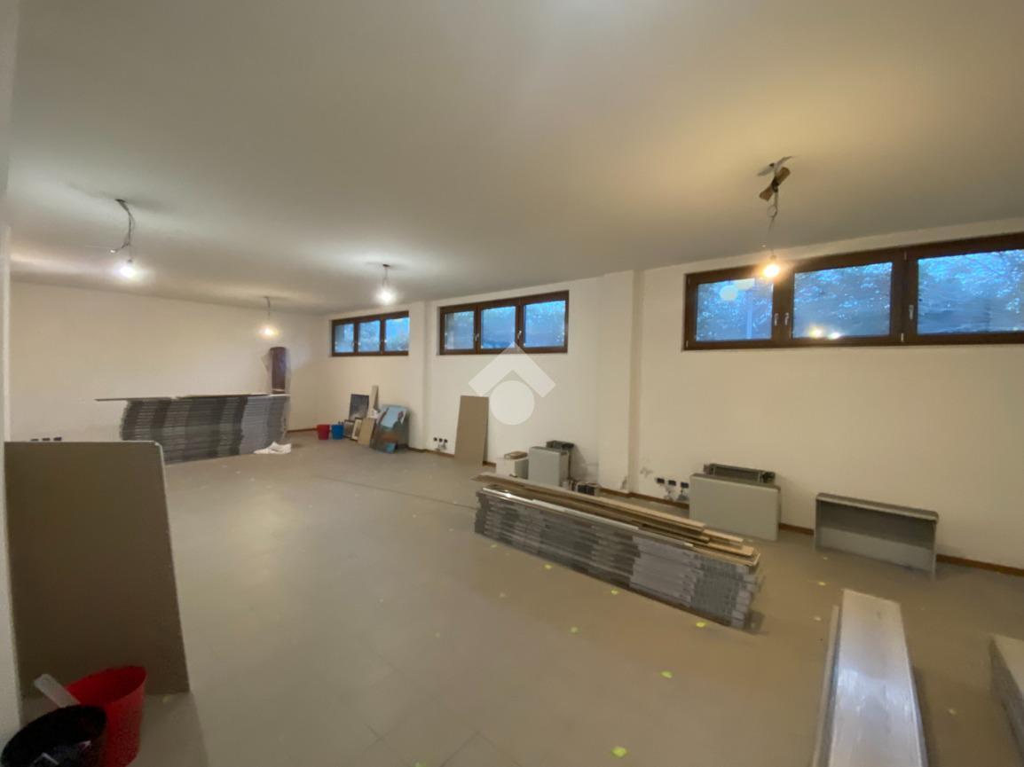 Ufficio in Largo Giorgio Perlasca 789, Bassano Del Grappa, {3} - Foto 2