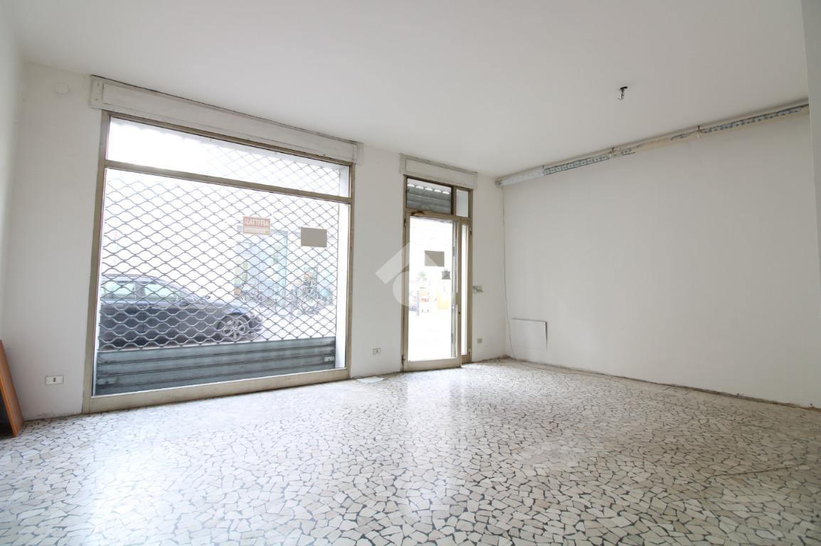 Negozio in Via del Museo 98, Bassano Del Grappa, {3} - Foto 2