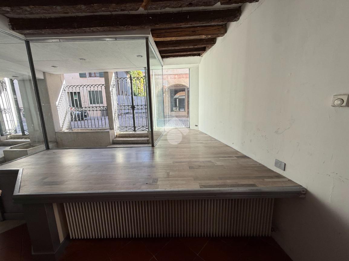 Negozio in Via Orazio Marinali 189, Bassano Del Grappa, {3} - Foto 2