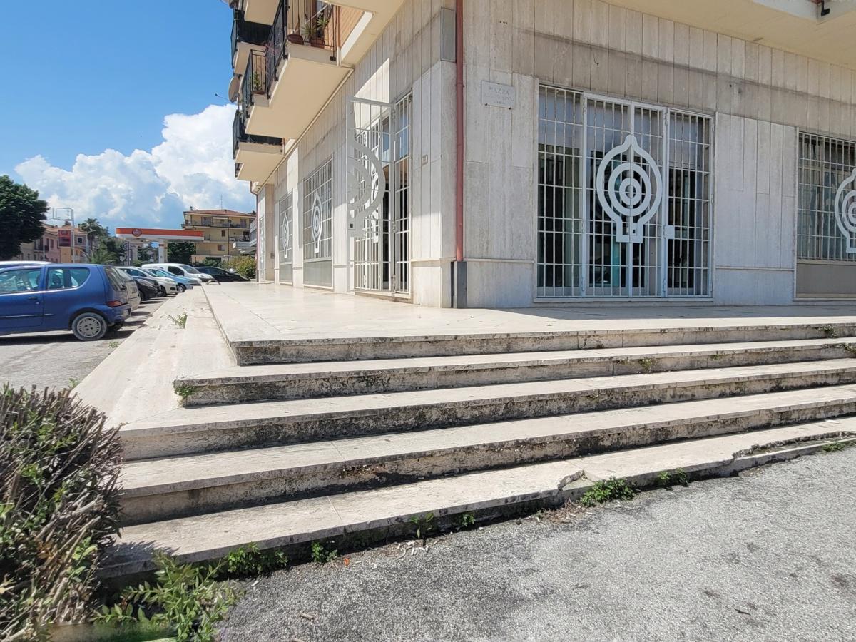Negozio in Piazza Binni , Monsampolo Del Tronto, {3} - Foto 2