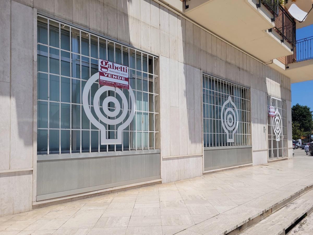 Negozio in Piazza Binni , Monsampolo Del Tronto, {3} - Foto 1