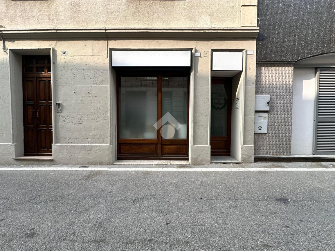Negozio in Via Giuseppe Garibaldi 58, Castelnuovo Scrivia, {3} - Foto 1