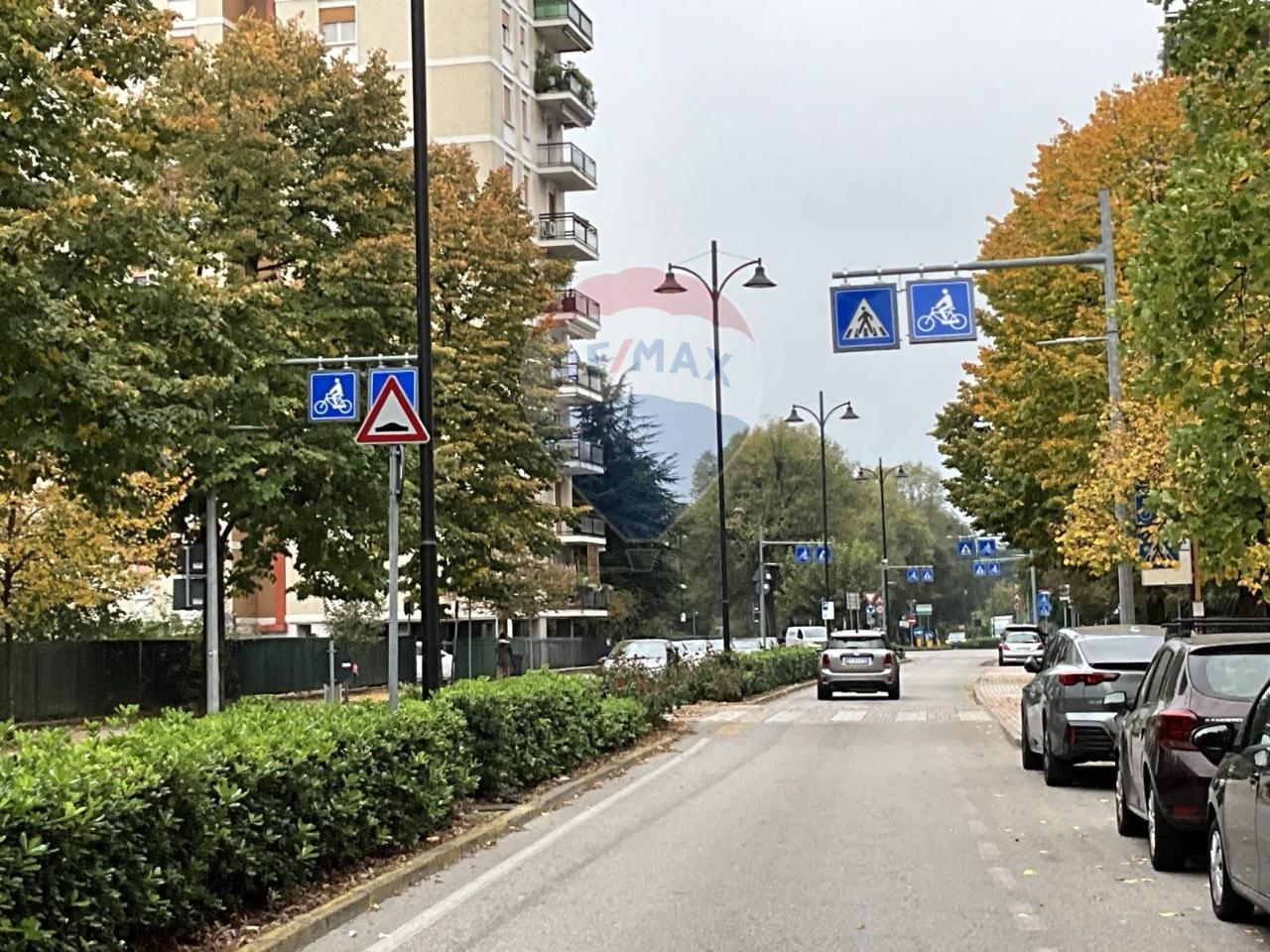 Negozio in Viale Monte Resegone, Garbagnate Milanese, {3} - Foto 1