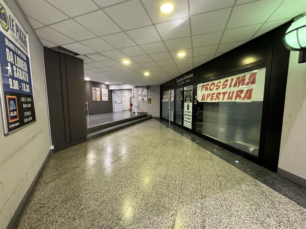 Negozio in Corso Carlo Alberto 120, Lecco, {3} - Foto 2