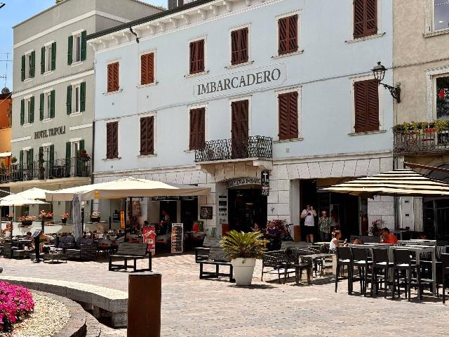 Negozio in Piazza Giacomo Matteotti 15, Desenzano del Garda - Foto 1