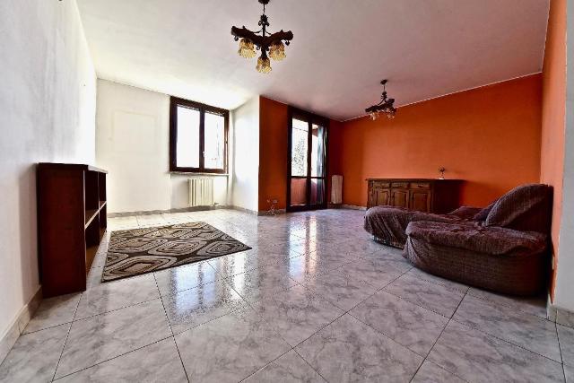 4-room flat in Via San Pietro 70/72, Solaro - Photo 1