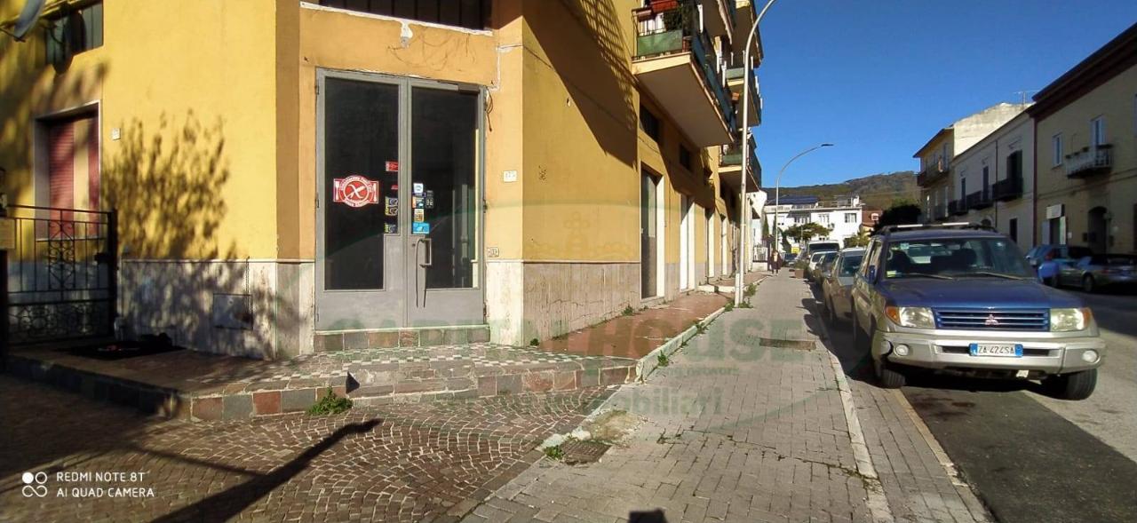 Locale commerciale in Via Gennaro Tescione, Caserta - Foto 1