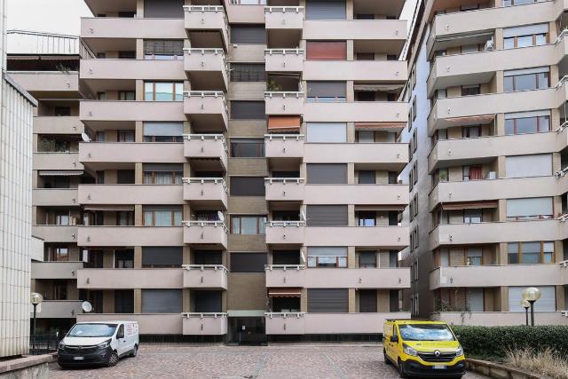 Garage or car box in Piazza Armando Diaz 1, Monza - Photo 1