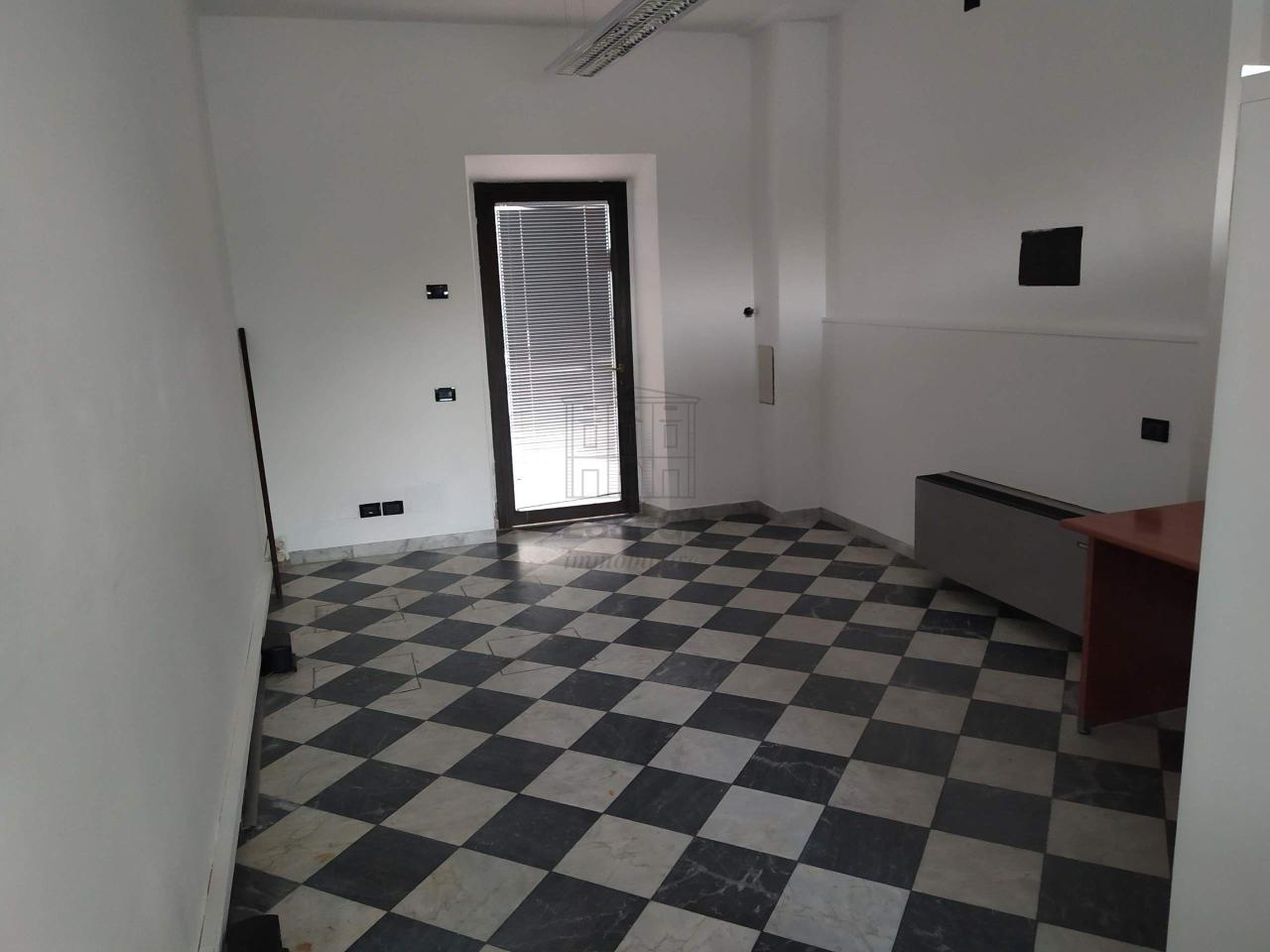 Palazzina commerciale in Viale G. Puccini 1816, Lucca, {3} - Foto 1