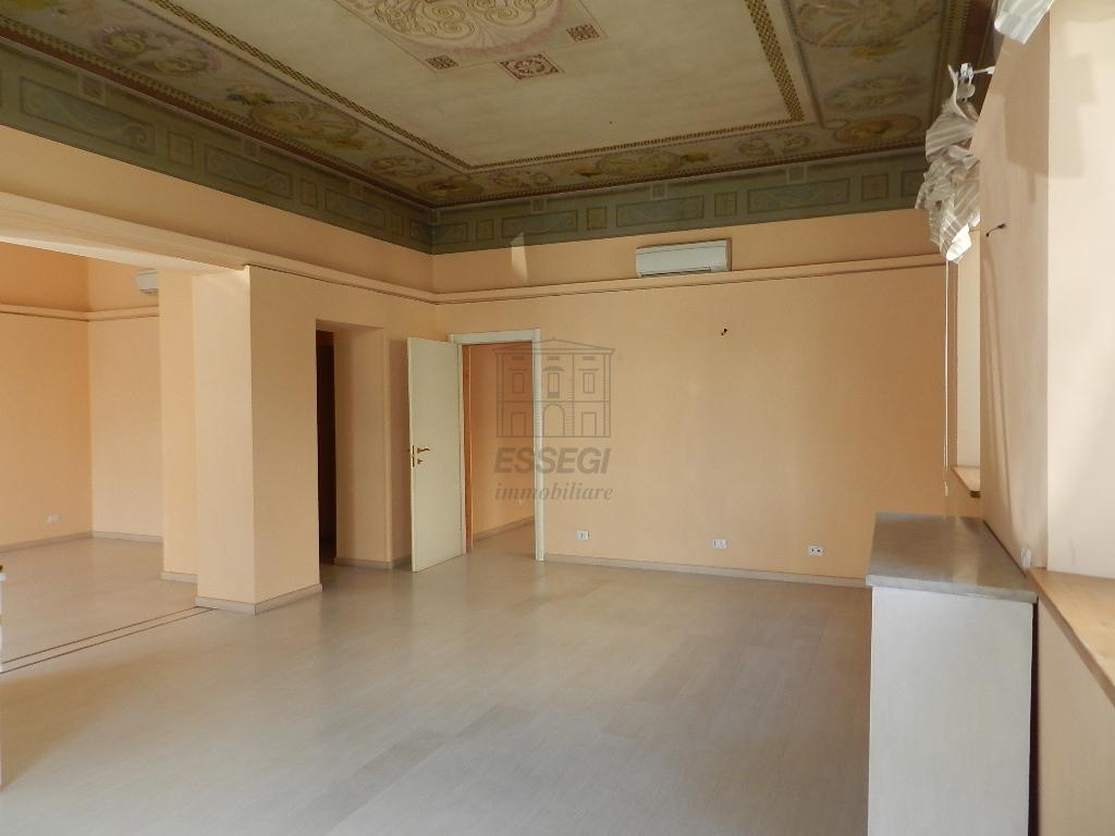 Palazzina commerciale in Viale G. Puccini 1277, Lucca, {3} - Foto 2