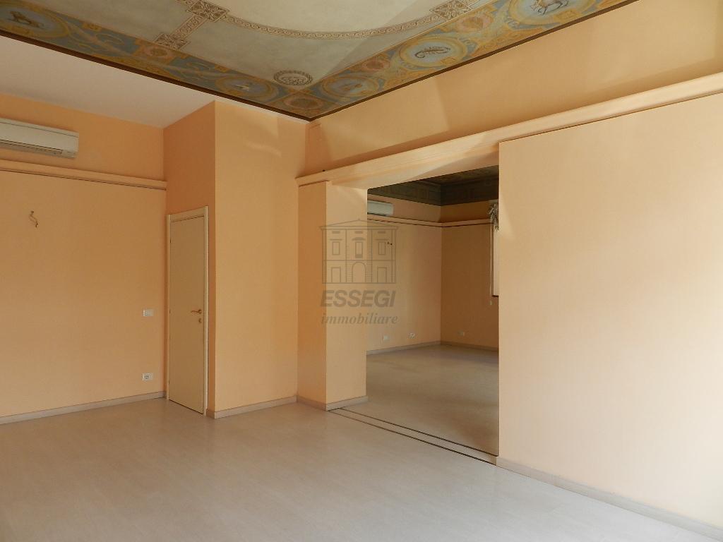 Palazzina commerciale in Viale G. Puccini 1277, Lucca, {3} - Foto 1