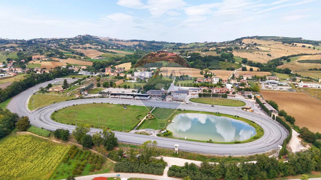 Negozio in Viale dell'Ippodromo 1, Montegiorgio, {3} - Foto 1