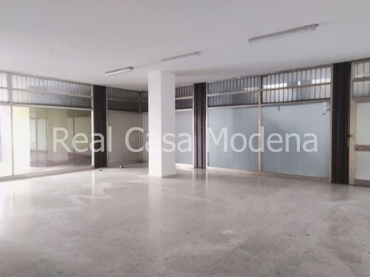 Negozio in Via Giardini 456, Modena - Foto 1