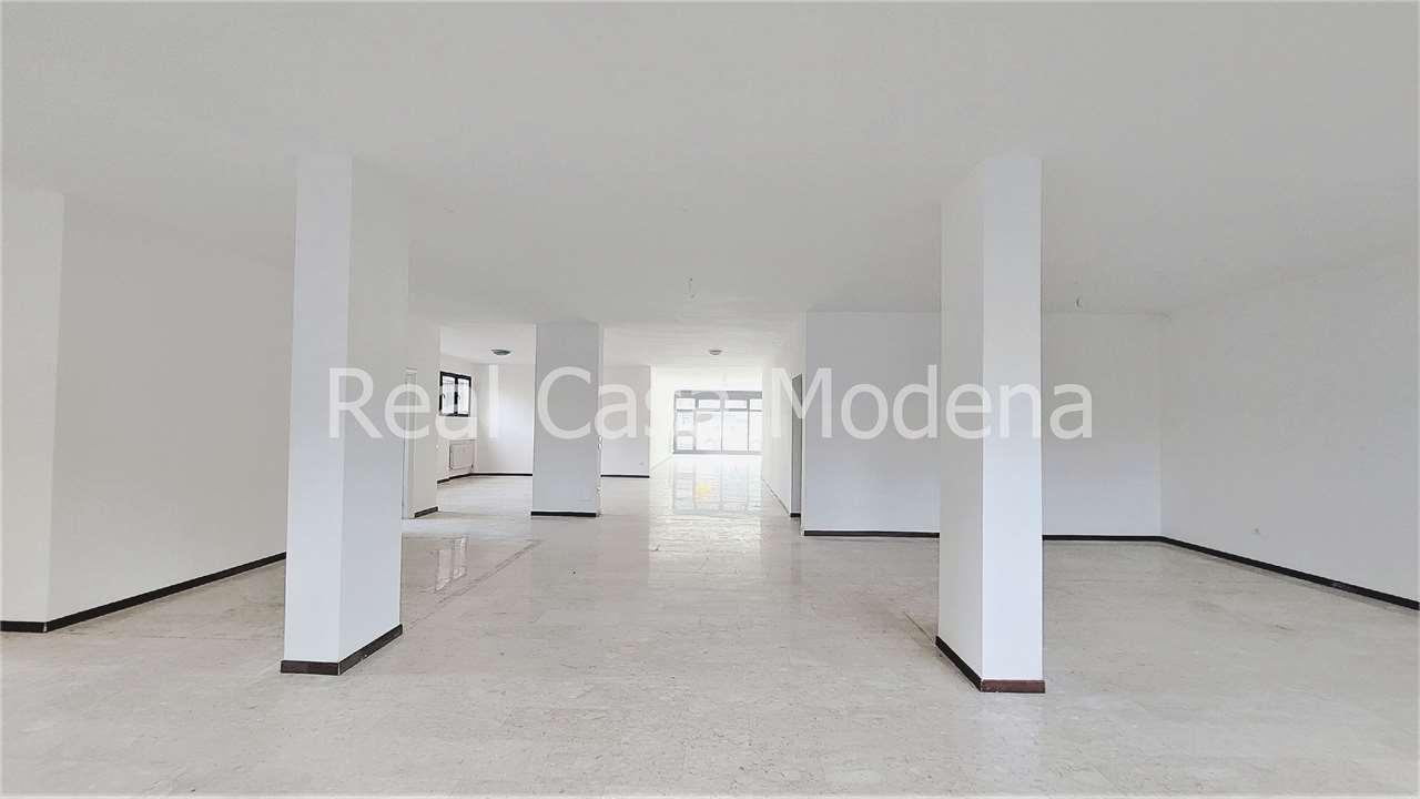 Negozio in Via Giardini 301, Modena - Foto 1