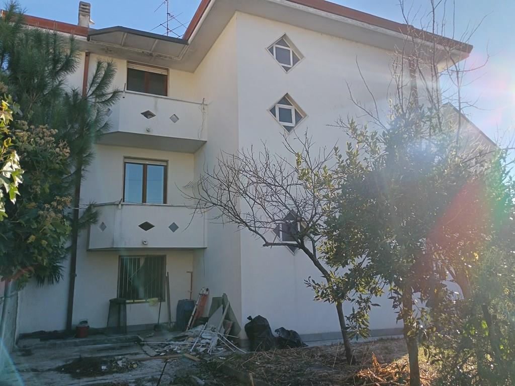Villa bifamiliare in vendita a Rovellasca