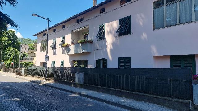 Quadrilocale in Via F. Azzi 11, Castelnuovo di Garfagnana - Foto 1