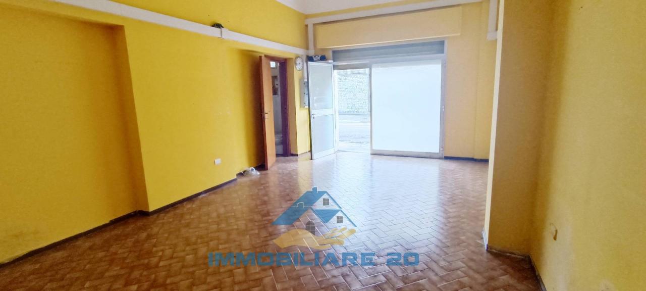 Negozio in Via Interamnia 5, Teramo, {3} - Foto 2