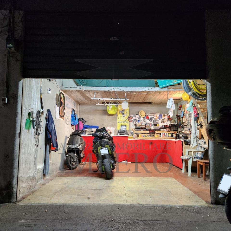 Parcheggio chiuso in Piazzale Sansecondo 1, Ventimiglia, {3} - Foto 1