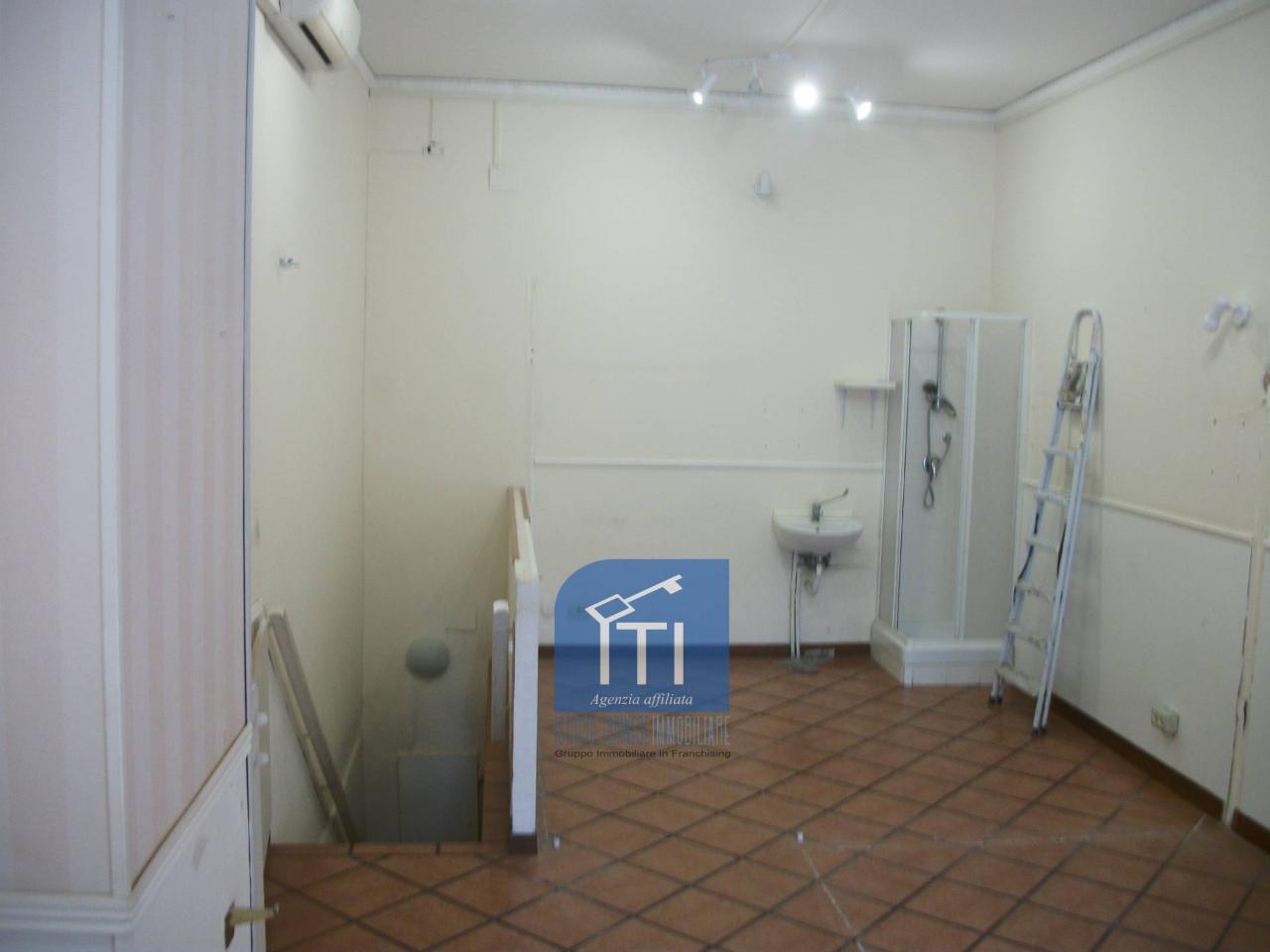 Negozio in Via G. a. Badoero, Roma, {3} - Foto 1
