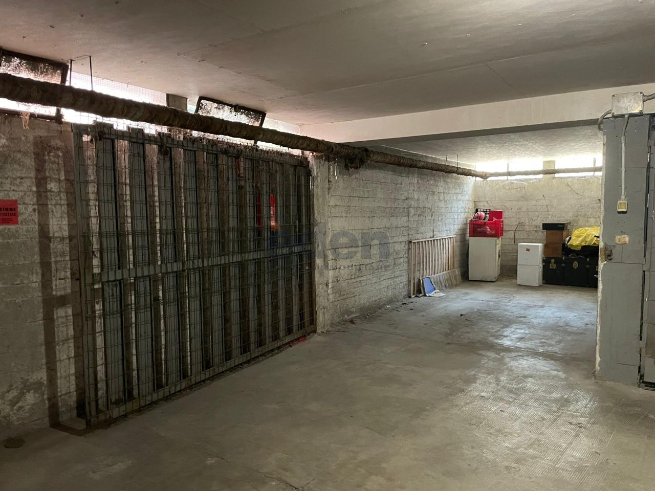 Parcheggio chiuso in Via Emilia Ovest 194, Modena, {3} - Foto 1