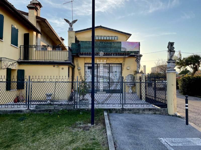 Negozio in Via Capitelvecchio 76, Bassano del Grappa - Foto 1