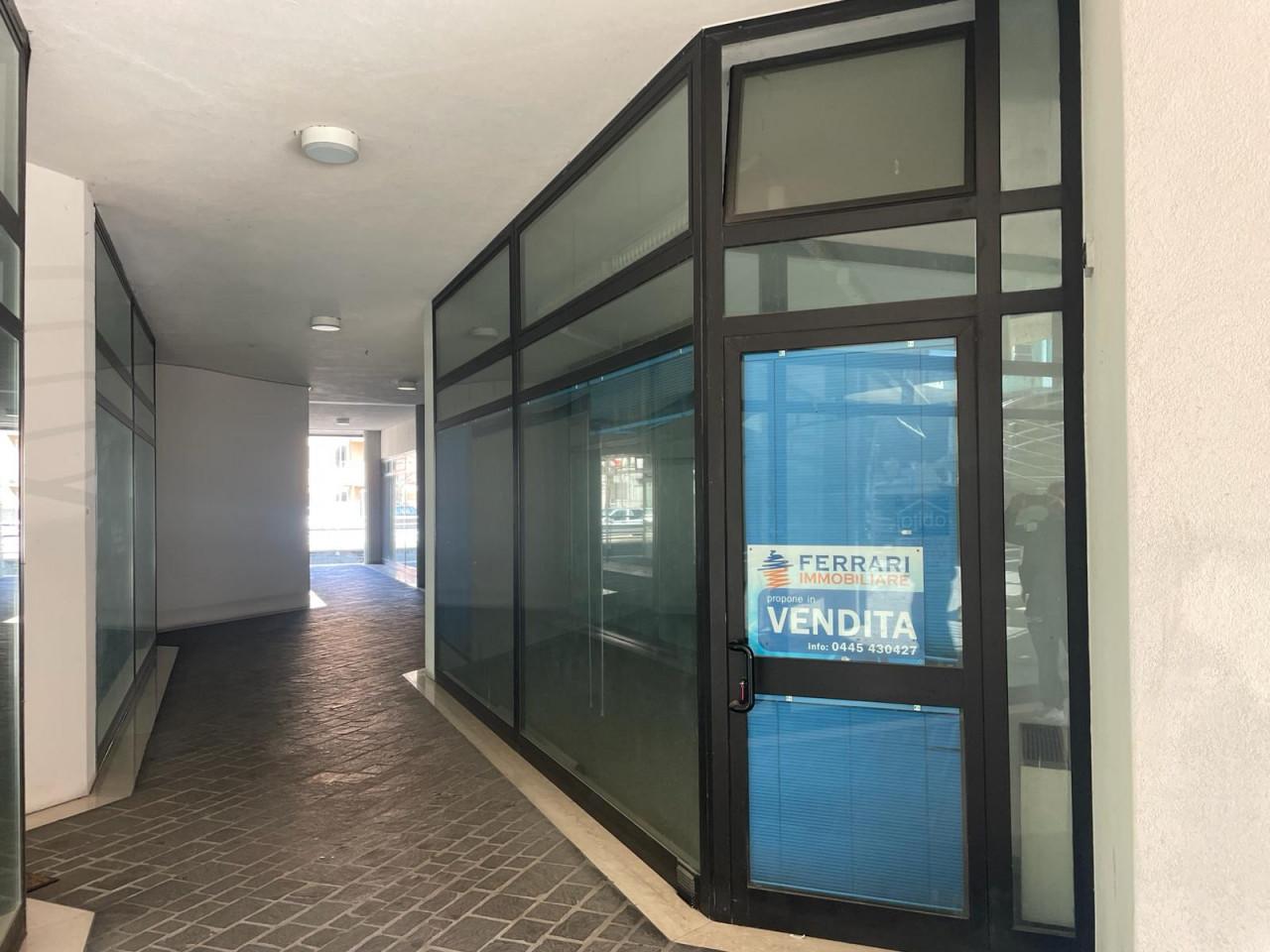 Negozio in Via Generale dalla Chiesa, 33, Valdagno, {3} - Foto 1