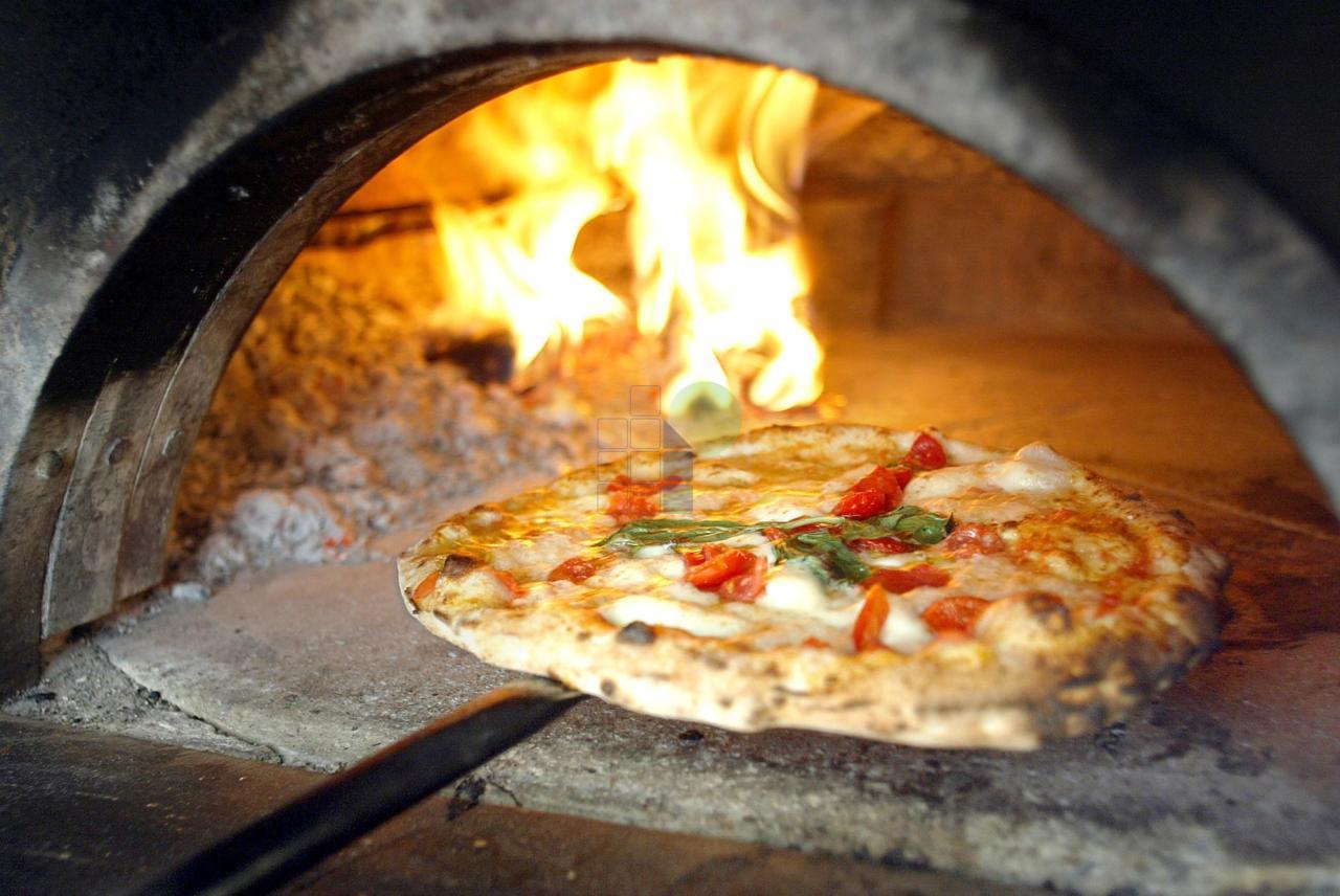 Pizzeria in Piazza Attias 2, Livorno, {3} - Foto 1
