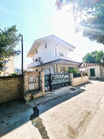 Terraced house in {3}, - Photo 1