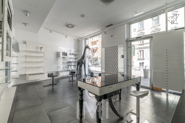 Shop in Via Antonio Tolomeo Trivulzio 2, Milano - Photo 1