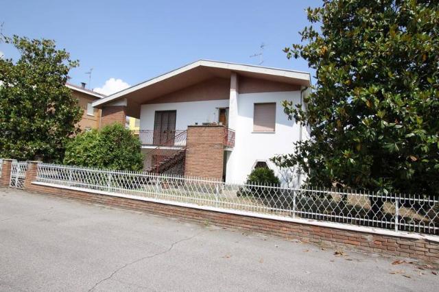 Villa in Via Gorizia 6, Mirandola - Foto 1