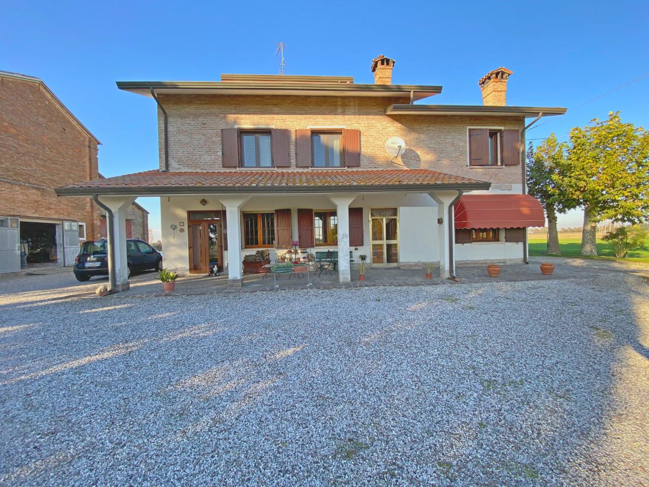 Villa bifamiliare in vendita a Tresignana
