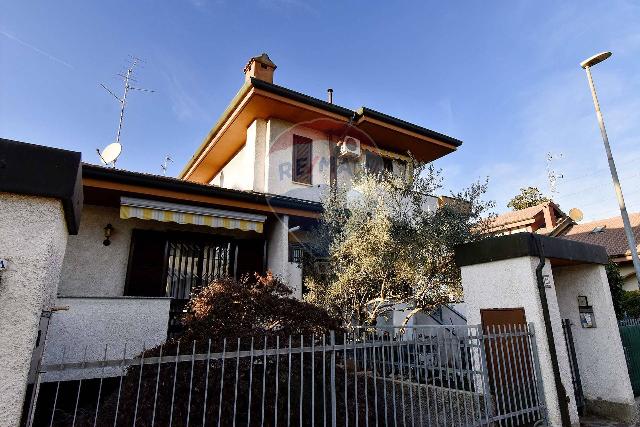 Villa in Via Rosolino Pilo 10, Parabiago - Foto 1