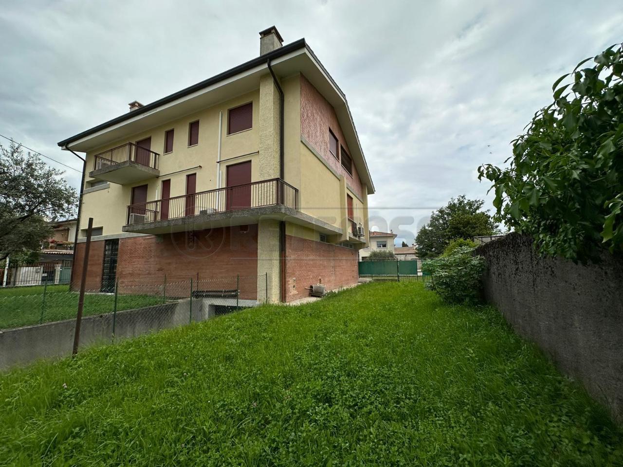 Palazzina commerciale in , Bassano Del Grappa, {3} - Foto 1