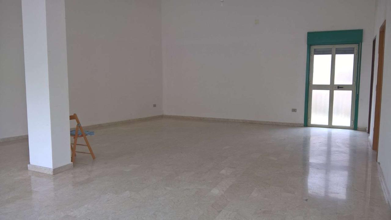 Negozio in Viale dei Platani 26/ B2, San Cataldo, {3} - Foto 1