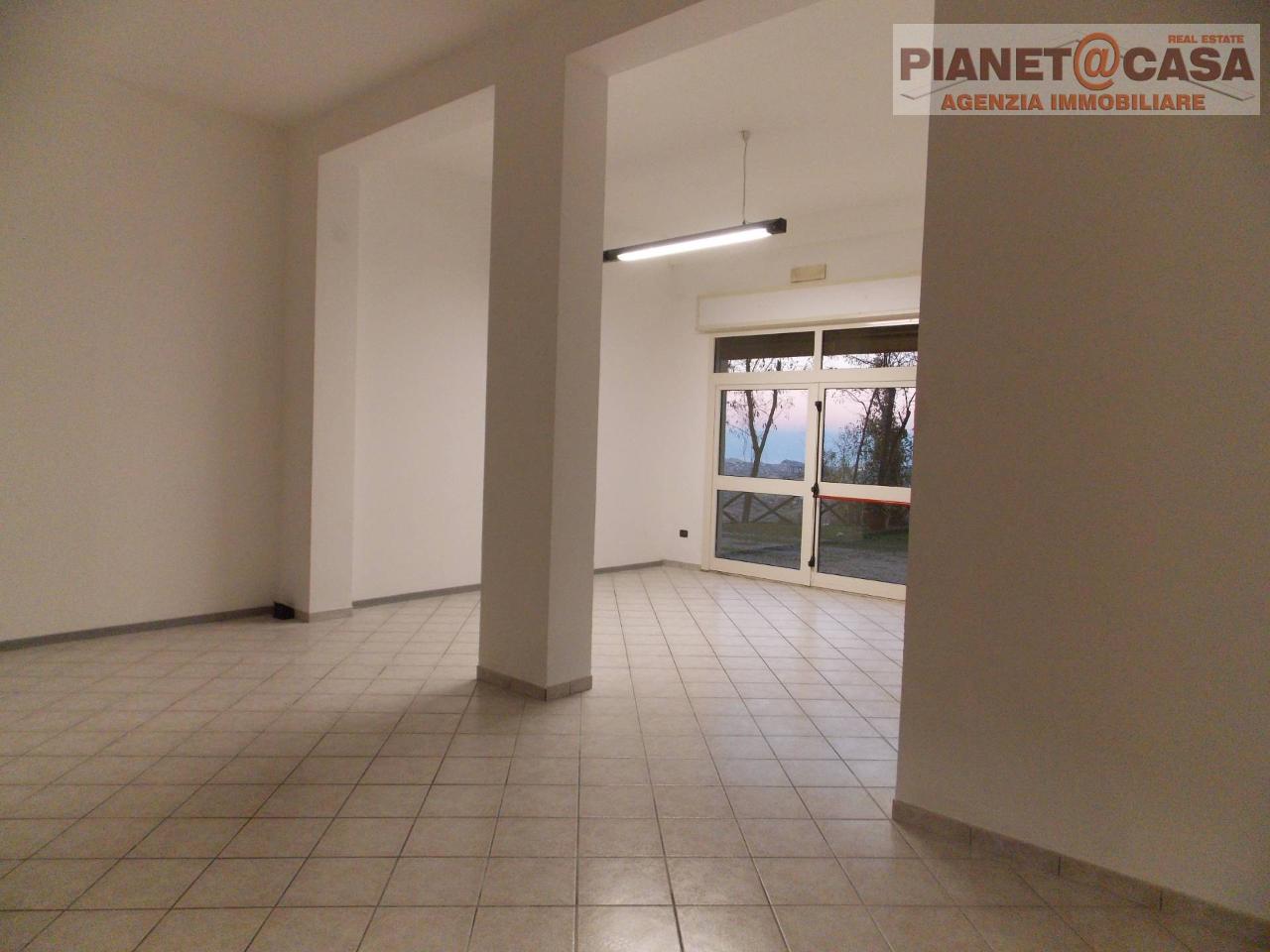 Negozio in Via Padre Carlo Orazi, Castorano, {3} - Foto 1