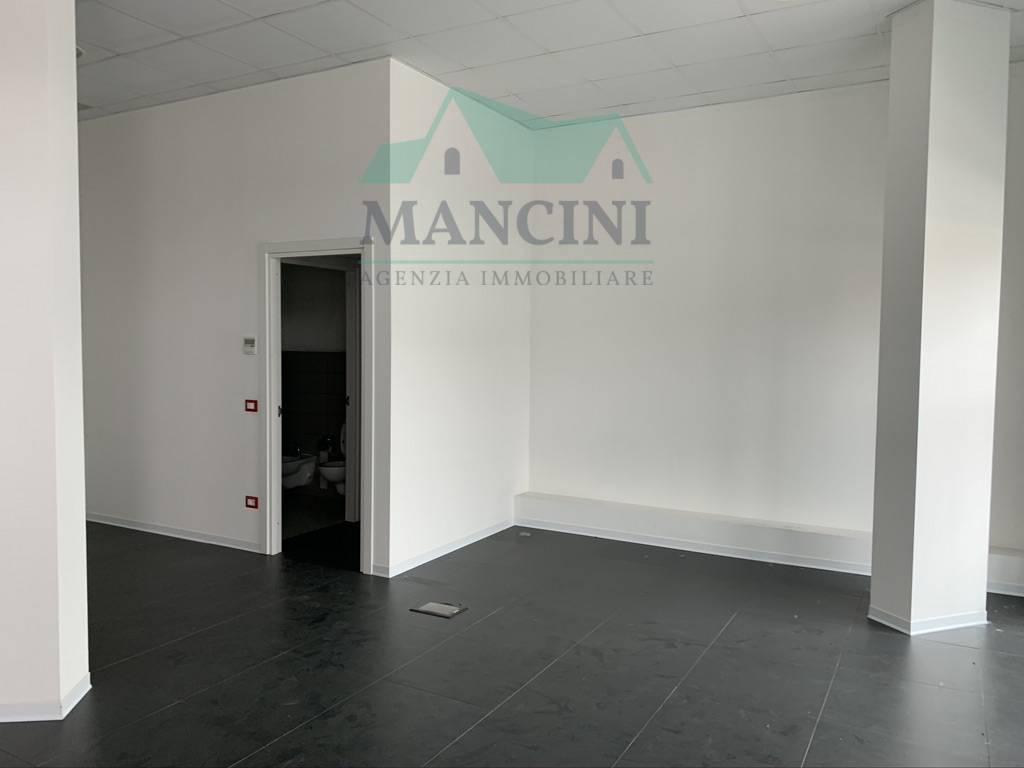 Negozio in Don Minzoni 30, Jesi, {3} - Foto 2